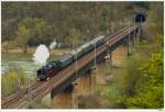 Noch ein etwas anderer Blickwinkel auf die 01 118 mit ihrem DRG-Schnellzug 86064 auf der Brcke nach dem  Petersberg-Tunnel; 3.4.2010.