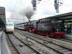 Im Bahnhof Interlaken Ost ein ICE und der Dampfextrazug nach Bern mit der 01 202 am 15.05.2010