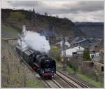 01 118 mit ihrem DRG-Schnellzug von Koblenz nach Trier am 3.4.2010 wenige Meter vor der Durchfahrt der Station Hatzenport an der Mosel.