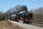 01 2066 des Eisenbahnmuseums Nrdlingen mit einem Sonderzug nach Salzburg am 12.03.2011 in Haar.