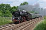 Stark qualmend fuhr 01 1533-7 mit einem Sonderzug in Richtung Koblenz.