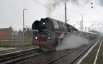 01 0509 durcheilte im srmenden Regen mit ihrem Sonderzug aus Cottbus nach Dresden den Hp.