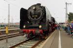 Soeben ist 01 118 mit einem Sonderzug der Historischen Eisenbahn Frankfurt aus Frankfurt/Main kommend und mit Fahrziel XX. Meininger Dampfloktage, am Vormittag des 06.09.2014 auf Gleis 3 in Schweinfurt Hbf eingefahren. Sie wird jetzt Wasser nehmen und danach ans andere Ende des Zuges umsetzen. Das war eigentlich so nicht vorgesehen, da dieser Zug hier im Bahnhof mit einem Sonderzug aus Würzburg vereinigt werden sollte. Dessen Maschine, eine Diesellok der BR 112, hätte dann den gesamten Zug nach Meiningen ziehen sollen, wobei die Dampflok am Zugende mitgelaufen wäre. Da die Zugvereinigung aus mir unbekanntem Grund aber nicht stattfand, mußte 01 118 notgedrungen diese Aufgabe in Rückwärtsfahrt übernehmen, da es in Schweinfurt keine Möglichkeit zur Lokdrehung gibt. Aber ich denke, dass die meisten Bahnfans darüber absolut nicht böse waren, denn eine Schnellzugdampflok in Rückwärtsfahrt vor einem Zug ist eine absolute Seltenheit.