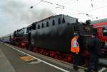 Kurz vor Abfahrt von 01 118 mit ihrem Sonderzug der Historischen Eisenbahn Frankfurt in Richtung Meiningen, ist am Bahnsteig 3 im Schweinfurter Hauptbahnhof noch Zeit für einen kleinen Plausch