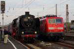 Begegnung zweier doch sehr ungleicher Loks, am Abend des 06.09.2014 im Hauptbahnhof Schweinfurt. Während rechts E-Lok 111 057 mit einem Regionalzug auf ihren nächsten Einsatz wartet, rangiert Dampflok 01 118 der HEF nach dem Umsetzen an ihren Sonderzug heran, welchen sie nach dem Ankuppeln und erfolgter Bremsprobe zurück nach Frankfurt/Main-Süd bringen wird. Auch dieser Vorgang wird von zahlreichen Fotografen und Hobby-Filmern gewissenhaft festgehalten! Genannter Zug war an diesem Tag zu einem Besuch der XX. Meininger Dampfloktage eingesetzt. Bei näherem Hinsehen kann man an den Fahrleitungen oberhalb der Lok erkennen, wie sehr die Hitze des Lokkessels die Luft flirren läßt!