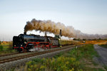 Um 07.33 lässt die Schnellzugsdampflokomotive 01 2066-7 mit ihrem Sonderzug nach Eisenach in Neudietendorf die Morgensonne ihr das gebührende Werk an Licht an diesem absolut windstillen