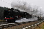 Der „Christkindl-Express“ von Bayerischen Eisenbahnmuseum in Nordlingen gezogen von der Dampflok 01 2066-7 auf dem Weg nach Salzburg zum Weihnachtsmarkt kam am 03.12.16 durch den Chiemgau.