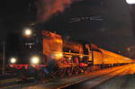 Die Dampflok 01 2066-7 von Bayerischen Eisenbahnmuseum in Nordlingen mit dem Sonderzug „Christkindl-Express“ am Abend des 03.12.16 im Bahnhof Freilassing.