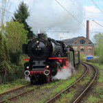 Am bekannnten Fotostandpunkt in Essen-Horst vorbei fährt 01 150 am 16.04.2016 mit einem Pendelzug vom Eisenbahnmuseum Bochum-Dahlhausen zum Essener Hauptbahnhof