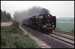 012137 kommt hier am km 16 am 6.5.1993 um 13.57 Uhr mit dem E 6828 nach Arnstadt aus Plaue vorbei.
