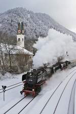 Dampftage im Allgäu: An der Immenstädter Erlöserkirche vorbei dampfen 01 202 und 01 519 am 26.02.2023 in Richtung Norden, das Gleis im Hintegrund führt nach Oberstdorf