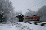 Wettfahrt von 01 066 mit Sonderzug nach Salzburg und einer S-Bahn am 12.12.2009 in Haar. Der Quitschie hat brigens verloren ;-)