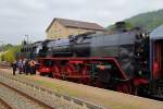 Bahnhof Meiningen am frühen Nachmittag des 06.09.2014. Soeben ist 01 118 der Historischen Eisenbahn Frankfurt mit ihrem Sonderzug aus Frankfurt/Main, als einem von mehren Zügen, welche anläßlich der XX. Meininger Dampfloktage aus allen Teilen Deutschlands an jenem Tag diesen Bahnhof zum Ziel hatten, eingelaufen.