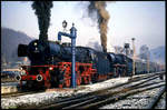 Fertig machen für die Bergfahrt! Im Bahnhof Gräfenroda kochen 41018 und 031010 mächtig Dampf, bevor es mit dem Sonderzug Richtung Oberhof am 25.01.1992 weiter geht.