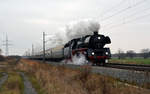 03 1010 führte am 15.12.18 einen Sonderzug von Leipzig nach Wernigerode. Hier passiert der Zug Braschwitz Richtung Köthen.
