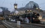 35 1097 und 03 2155 vor dem aus 16 Wagen bestehenden Sonderzug DPE 95951 Cottbus - Praha-Smichov; Dresden Hbf.