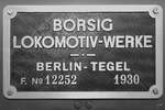 Herstellerschild der Stromlinien-Dampflokomotive 03 002.