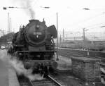 03 1001 am 28.2.1966 abfahrbereit vor einem Eilzug in Richtung Warburg/Kassel (Hagen Hbf)