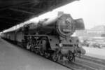 03 2214 vor Personenzug nach Görlitz mit  Genickschußwagen , fotografiert 07/1977.