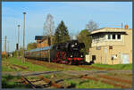 Auf dem Weg zurück nach Saalfeld passiert 03 2155-4 am 06.04.2024 das Stellwerk B2 des Bahnhofs Niederpöllnitz.