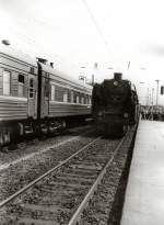 BR 03 001 ( mit Sonderzug des DMV )in Erfurt Hbf am Bahnsteig 6, am Bahnsteig 5 steht ein russischer Militrzug, Aufnahme um 1986