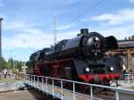 Die 03 1010 auf der Drehscheibe im Bahnbetriebswerk Berlin-Schneweide.Aufgenommen am 21.08.04 auf dem 1.