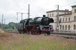 In Hagenow Land fhrt hier die 03 1010 am Bahnhofsgebude vorbei in das BW zum drehen, Wasser nehmen und bekohlen. 28.06.2008