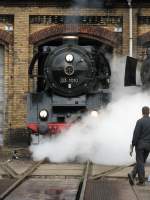 Auf ihrer Abschiedstour darf natrlich auch die 03 1010 nicht beim Eisenbahnfest in Schneweide am 03.10.2008 fehlen.