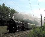 03 2204-0 mit ihrem wunderschnen DR-Sonderzug (mit Mitropa) auf der Fahrt von Cottbus zur Potsdamer Schlssernacht am 15.08.