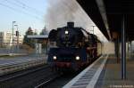 03 1010 mit einem Sonderzug (81492) von Berlin-Schneweide nach Wernigerode  Weihnachtsromantik im Harz  beim Halt im Brandenburger Hbf.