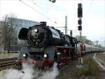 03 1010 und 211 019 haben den Sonderzug des Eisenbahnvereins Vienenburg anlsslich des Dresdner Striezelmarktes gebracht; Dresden Hbf.