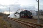 03 1010 mit ihrem Sonderzug von Niederwiesa nach Dresden, hier ist der Zug im Bahnhof Niederwiesa und wartet auf die Abfahrt.