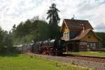 Die Einfahrt in den Bahnhof Paulinzella, mit wohl einem der schnsten Empfangsgebude die mir je vor die Linse kamen, 19.05.2012.