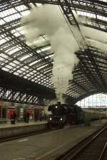 03 1010 verlsst am 24.11.2012 den Klner Hbf mit einem ITL-Sonderzug nach Cochem.