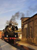 so, bringt mir endlich mal einer meinen Zug,    warten auf auf den Zurckzug aus dem Ostseebad Binz im Bhf Bergen am 27.10.2012