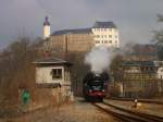 03 2155-4 war am 31.03.13 mit einer Osterfahrt unterwegs, von Nossen nach Greiz. Hier zusehen beim umsetzen in Greiz, mit dem Greitzer Schloss im Hintergrund.