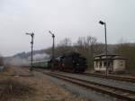 03 2155-4 war am 31.03.13 mit einer Osterfahrt unterwegs, von Nossen nach Greiz. Hier zusehen bei der Durchfahrt in Elsterberg.