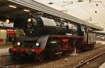 03 1010 bei der Drehfahrt vom Museum Bochum-Dahlhausen nach Essen Hbf und zurck, damit sie, bei der berfhrungsfahrt, Kessel voraus nach Halle (S) fahren kann, in Essen Hbf am 21.04.13.