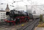 03 2155-4 mit einem Sonderzug zu den Kölner Weihnachtsmäkten bei der Einfahrt in Köln Hbf am 30.11.2013