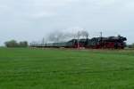 03 1010 + 01 150 mit Sonderzug von Leipzig nach Dresden. Sonderfahrt vor der Dresdner Dampfloktreffen an 11 April 2014, und passiert Jessen, bei Niederau.