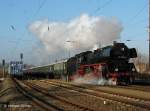 03 2204 bringt den Sonderzug des Lausitzer Dampflokclub (LDC) anlsslich des Dresdner Striezelmarktes von Cottbus nach Dresden - Cossebaude, 2.12.2006  