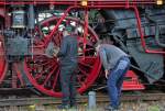 Laufwerkskontrolle der Lok 03 1010 auf dem Bahnhof Pasewalk. - 10.05.2014 