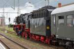 Laufwerkskontrolle der Lok 03 1010 auf dem Bahnhof Pasewalk.