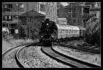 Sonderzug unterwegs auf der Ruhr-Sieg Strecke kurz vor der Einfahrt nach Letmathe. August 2001.
Aufnahmestandort: östliches Ende des Hausbahnsteigs.
Aufnahmedaten: Kleinbildfilm; Brennweite 300mm; Blende 8; 1/500 sec.