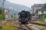 03 2155-4 hat ihren Sonderzug im Bahnhof Meiningen stehen lassen und macht sich auf den Weg als Gast im Dampflokwerk Meiningen willkommen geheißen und versorgt zu werden.