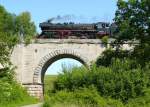 20 Jahre später überquerte 03 2295 der Bayernbahn den Steinbogenviadukt bei Oberwurmbach. (Blick nach Norden am 6.6.2010)