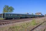 Auf dem Bahnhof Löcknitz abgestellter Sonderzug mit DR Reisezug-, Bahndienstwagen und der Lok 03 2155 mit Tender voraus in Richtung Pasewalk.