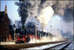 Bei herrlichem Winterwetter fahren 41018 und 031010 mit einem langen Sonderzug in Gräfenroda in Richtung Oberhof aus.