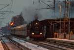 Der Sonderzug mit den Loks der BR 03 und 231 durchfahren am Abend den Bahnhof Jatznick auf der Rückfahrt von Stralsund nach Berlin.