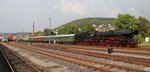 03 2155-4 setzt mit ihrem Sonderzug zurück an den Bahnsteig des Bahnhofs in Meiningen.